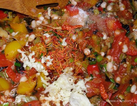 перемешаем, немного потушим на медленном огне, добавим специи: лепестки шафрана, чеснок, пропущенный через пресс, соль, сухие перчики, сахар, бальзамический уксус.