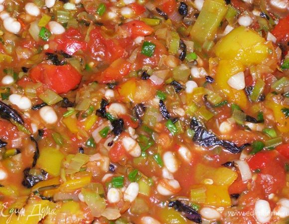 Перемешаем и будем тушить на медленном огне минут 15-20.