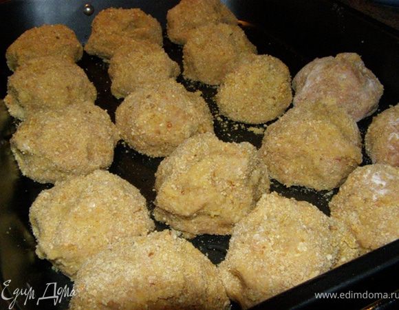 Обмакнем каждый тефтель в льезон и обваляем в панировочных сухарях. Выложим в форму для запекания, смазанную маслом