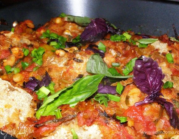 Поставим в разогретую духовку и будем запекать при 250 градусов 20 минут. Выложим овощи поверх тефтелей и будем еще запекать 20 минут при 200 градусов. Ужин готов. Гарнир на ваше усмотрение)) В нашей семье давняя традиция: если есть мясо - гарнир не требуется))) "С чем ты, милый, будешь есть тефтели?" "С ними и буду, родная")))