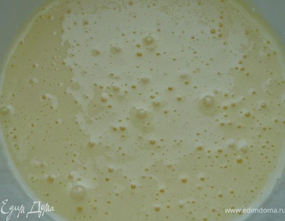 Желтки взбить с ванильным сахаром до кремообразного состояния.