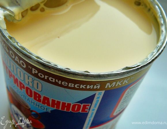 Концентрированное молоко это молоко в жестяных банках.По жирности примерно как 15%сливки.По цвету как топленое молоко.По вкусу как 15%сливки.Молоко не сладкое.