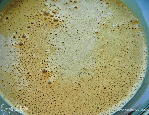 Добавить смесь из виски и кофе в взбитые желтки со сливками и молоком,хорошо размешать миксером на малых оборотах.Влить оставшиеся 150 мл.виски(коньяк),взбить.