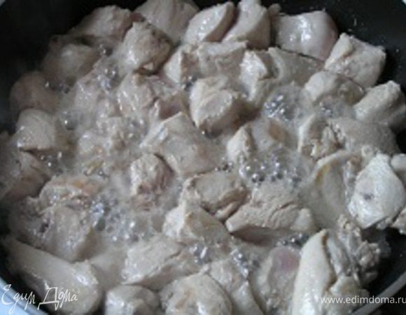 Курицу порезать на порционные кусочки (филе 3х3 см), обжарить на растительном масле с двух сторон,