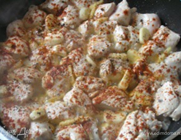 добавить соевый соус, уксус, чеснок, имбирь, черный перец, паприку,