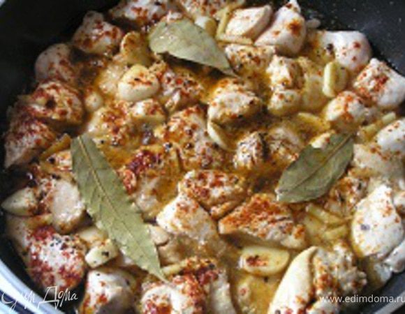 сахар, лавровые листы и воду. Накрыть крышкой, тушить 30-35 минут до мягкости.