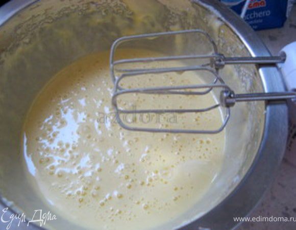 Для того, чтобы выложить стенки формы для цуккотто,  нужен бисквит или другой вид выпечки. Некоторые используют даже савоярди. Я пеку «паста бискотто».
Отделить белки от желтков. Желтки взбить с сахаром и ванилином, добавить муку. Белки взбить до устойчивых пиков, добавив щепотку соли, что облегчит и ускорит взбивание. Если вы, как и я, сначала взбиваете желтки, помойте как следует венчики, прежде чем взбивать белки. Венчики должны быть чистые, иначе белки на взобъются как следует. В желтковую массу подмешать взбитые белки. Далее, я хотела, чтобы тесто стало коричневым, и добавила какао. 
