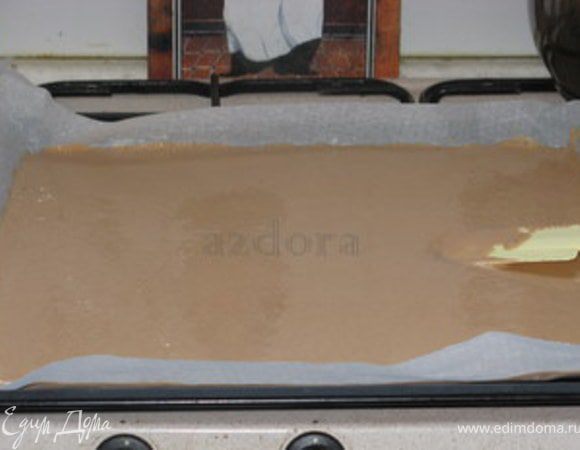 Противень покрыть пергаментом, хорошо промазанным сливочным маслом. Вылить в середину тесто и лопаткой растянуть его до краёв. Оно отлично растягивается. Важно, чтоб толщина теста была равномерной по всему противню, а не утончалась к краям. Выпекать при 180° около 20 минут. Готовый корж будет чуть больше 1 см толщиной. Охладить.