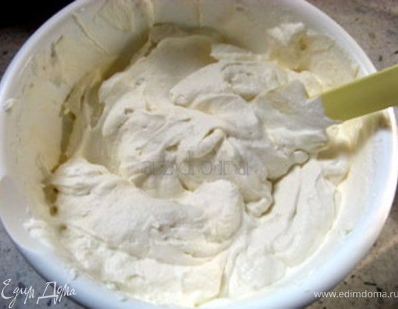 Для крема взбить сливки. Самое главное – это правильно взбить сливки, да и сливки нужны самые лучшие для взбивания, здесь экономить нельзя. Итак, взобьём сливки миксером до такого состояния, чтобы ложка стояла. Добавим во взбитые сливки сахарную пудру и перемешаем деревянной ложкой снизу вверх к центру, а не по кругу. Рикотту лучше поставить под гнёт, чтобы она отдала всю жидкость, и затем протереть через сито. Смешать рикотту с сахаром и кокосовой стружкой. Соединить со сливками.
Зрелые киви нарезать на кубики. Добавить их в крем.
