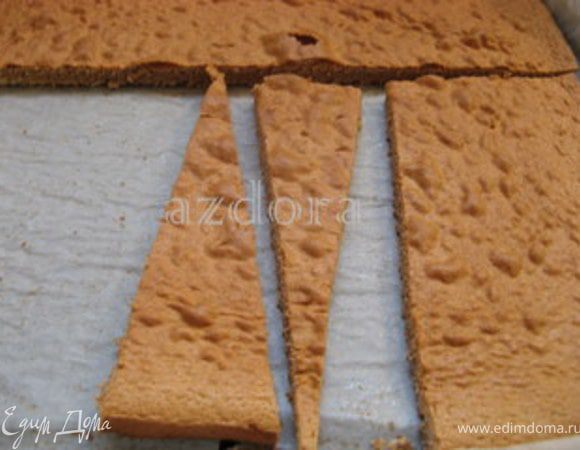 Теперь начинается самое важное: нужно правильно нарезать корж и выложить им форму для цуккотто.У меня для этого есть специальная форма, но можно использовать любую миску, например, стеклянную для салата.
Я измеряю диаметр миски и её глубину. Это нужно, чтобы правильно нарезать корж на кусочки. Мне нравится выкладывать форму треугольниками, но это не обязательно. 