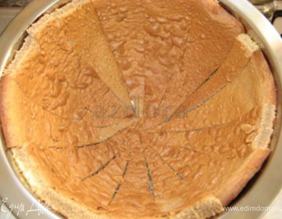 Можно выкладывать её кусочками бисквита любой формы. Главное, чтобы не было широких щелей.