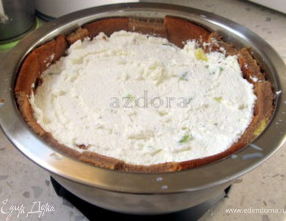 Теперь нужно вылить крем сверху в форму на бисквит и разровнять.
Накрыть оставшимися кусочками бисквита. Они могут быть неправильной формы. Это неважно, потому что всё равно их видно не будет, когда вы перевернёте десерт на блюдо. Главное, чтобы и здесь не оставалось щелей.
Поставить в холодильник не менее, чем на 2 часа, а лучше на всю ночь.


