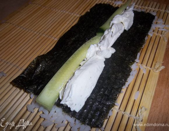 Рядом выложить, нарезанный брусками, огурец.