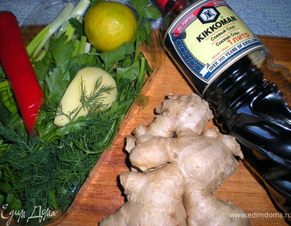 Всю зелень вымыть,просушить,измельчить,уложить в блендер.Туда же имбирь,перец,масло растительное,соевый соус,сок лимона.