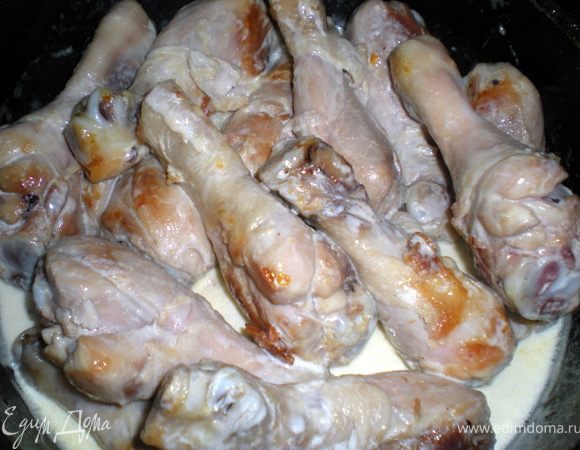 Ножки выложить в глубокую сковороду,залить сливками и прогреть на маленьком огне.