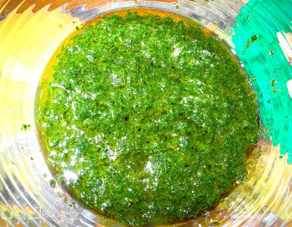 Шпинат разморозить, слить лишнюю воду, смешать с оливковым маслом.