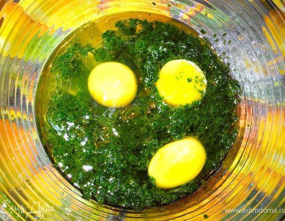 Добавить 2 желтка и яйцо, перемешать. У меня оставались желтки от печенья, можно взять просто 2 яйца.