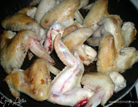 Крылышки помыть,обсушить.Посолить,поперчить. Разогреть масло и обжарить в нём крылья до золотистого цвета.
