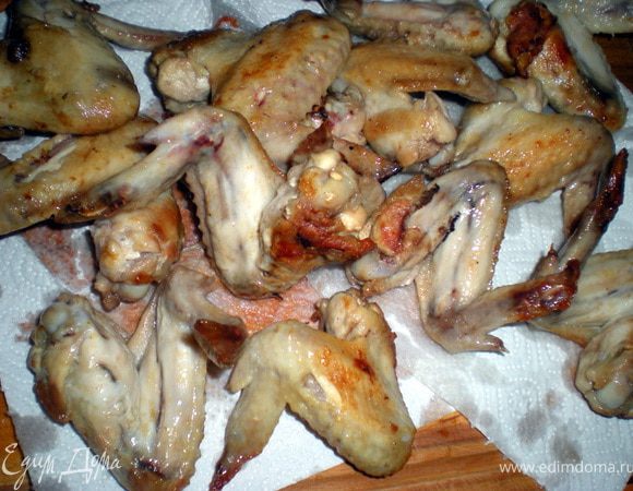 Выложить на бумажное полотенце,убрать лишний жир.