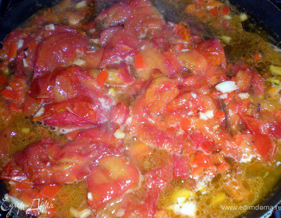 Обжарить на сливочном масле мелко рубленный острый перец,затем добавить измельчённый чеснок,нарезанные помидоры(у меня вяленые)уксус,сахар,соль и перец.Готовить на слабом огне 15 мин.