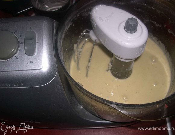 Белки отделить от желтков.Желтки взбить с сахаром и 0,5ст.л горячей воды.
Добавить крахмал,хорошо перемешать.
Муку соединить с разрыхлителем,просеять через сито,добавить к желтковой массе,перемешать.
Белки взбить в густую пену,небольшими порциями добавить к тесту,перемешать.
