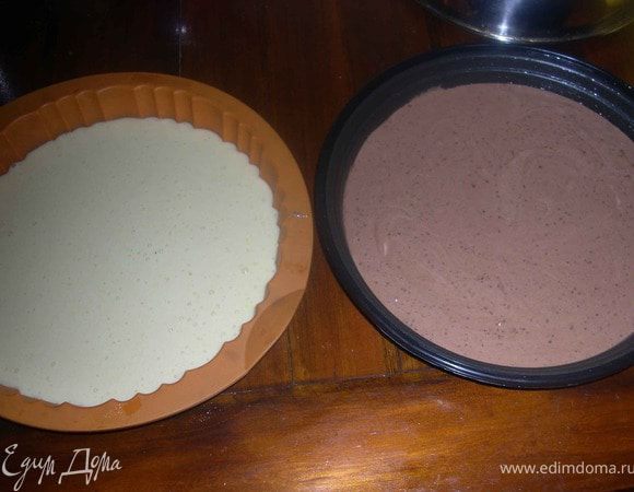 Готовое тесто разделить на две части.В одну добавить какао,перемешать.Формы смазать маслом,разложить в них тесто.В одну тесто светлое,в другую с какао.