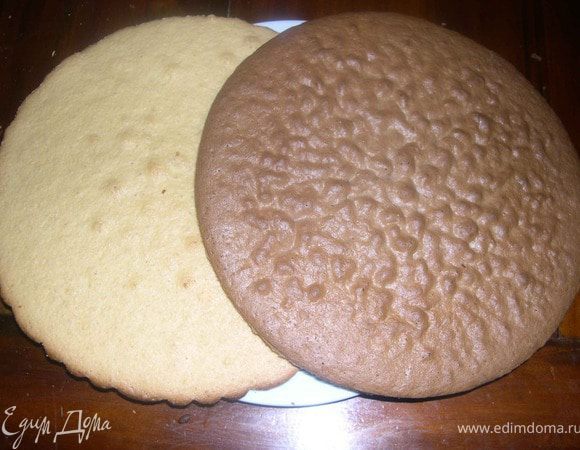 В предварительно нагретую духовку до 200%,ставим наши формы с тестом на 25 минут.
Готовые коржи остудить.
