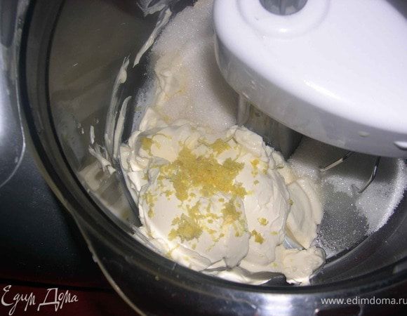 Для крема взбить сметану с сахарной пудрой с соком лимона и цедрой.