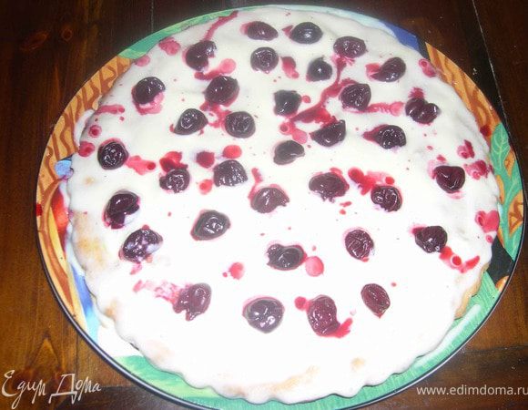 Берем светлый корж,смазываем его кремом.
Сверху крема выкладываем фрукты,у меня вишня.
