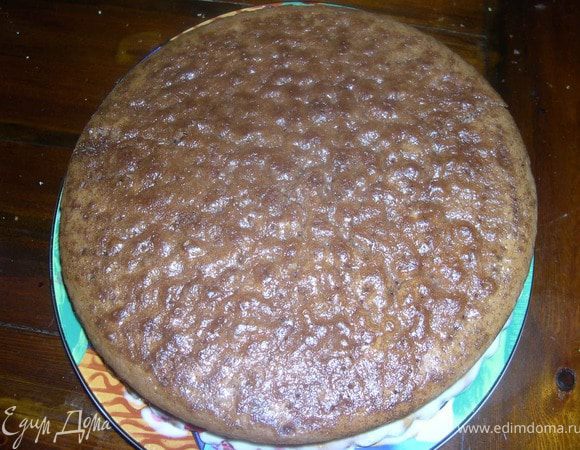 Накрываем темным коржом.