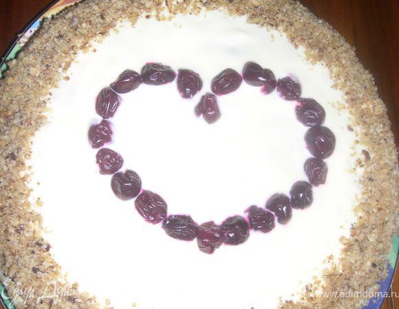 Верх и бока тортика смазываем,кремом,и украшаем.Торт готов,приятного аппетита!!!