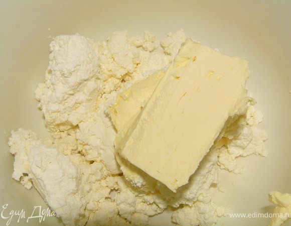 Размягченное сливочное масло растереть с творогом. Добавить 50 грамм сахарного песка.