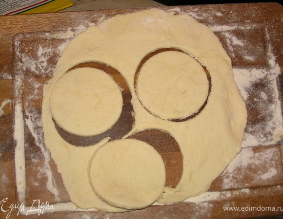 Так как творожное тесто очень мягкое и непослушное, я отщипывала небольшие кусочки и раскатывала их скалкой. Берем стакан и делаем кружочки из теста.