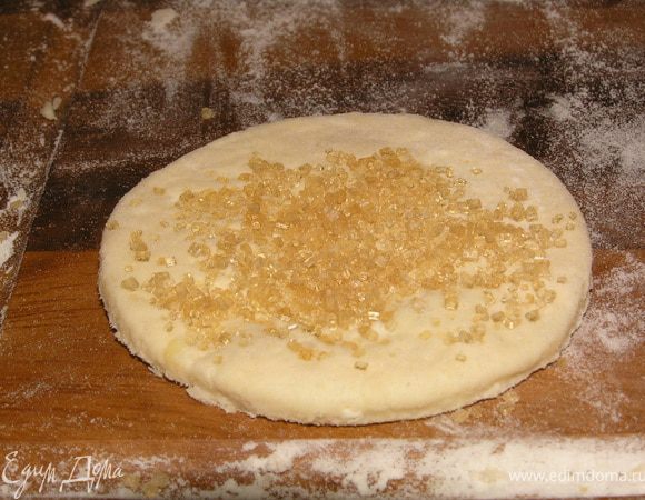 Обмакиваем кружочек в сахарный песок, складываем пополам, сахаром внутрь, и ещё раз складываем.