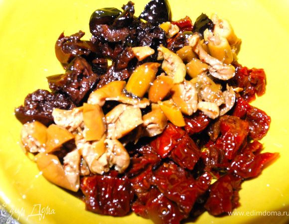 Подготовить помидоры и оливки. Нарезать мелкими кусочками.