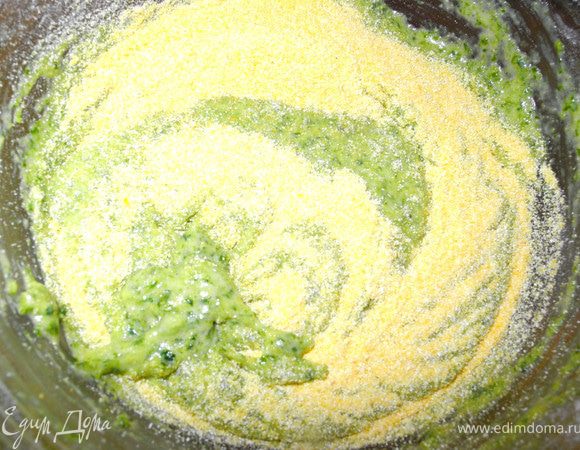 Кукурузную муку и пшеничную муку смешать, добавить разрыхлитель. Понемногу вводить в смесь шпината и оливкового масла, перемешивая.
