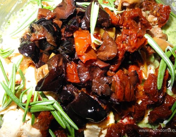 Добавить оливки, томаты, сыр, розмарин и аккуратно перемешать. Если розмарин достаточно крупный и жесткий (обычно именно такой продается в магазинах), лучше его мелко порезать. 