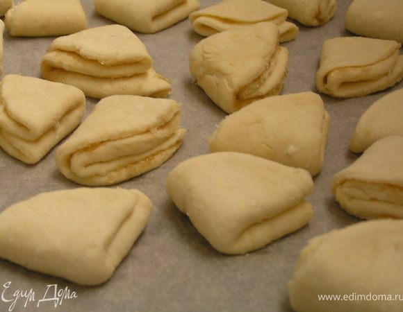 Кладем на противень бумагу для выпечки и выкладываем печенье. Выпекаем в разогретой до 200°C духовке минут 20–30.