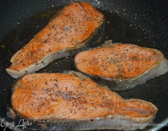 Стейк семги обвалять в перце с солью и обжарить на оливковом масле до готовности.