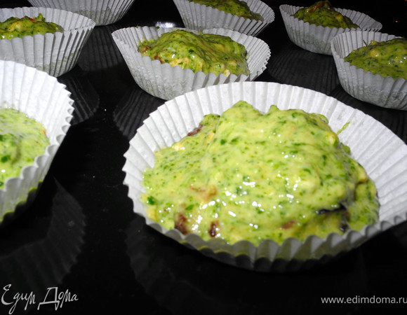 Духовку разогреть до 160 градусов. Смесь выложить в формочки и выпекать 40-50 минут.
