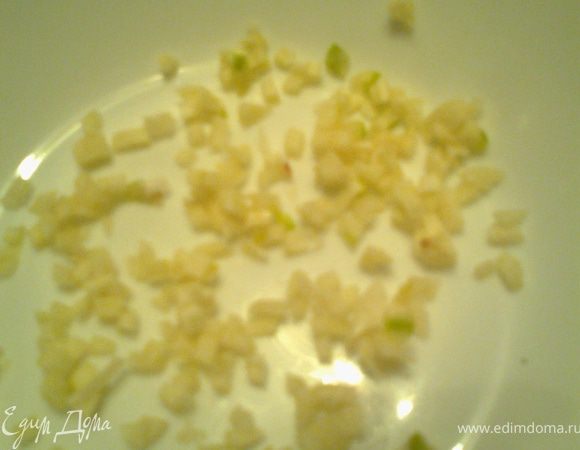 Мелко рубим чеснок.