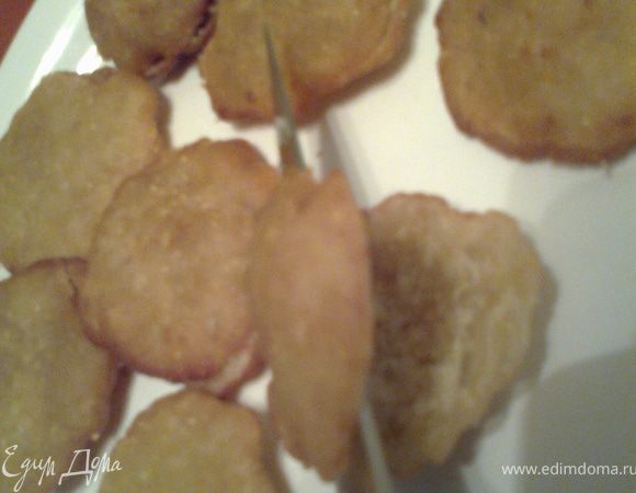 Острым ножом разрезаем чипсы,которые надулись,чтобы получить форму раковины.