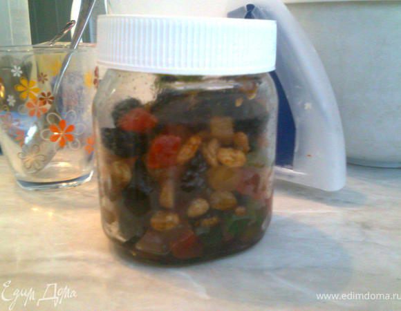 Сухофрукты поместить в закрывающуюся банку, залить ромом, плотно закрыть крышкой и оставить на 5 дней, периодически встряхивая и поворачивая банку.