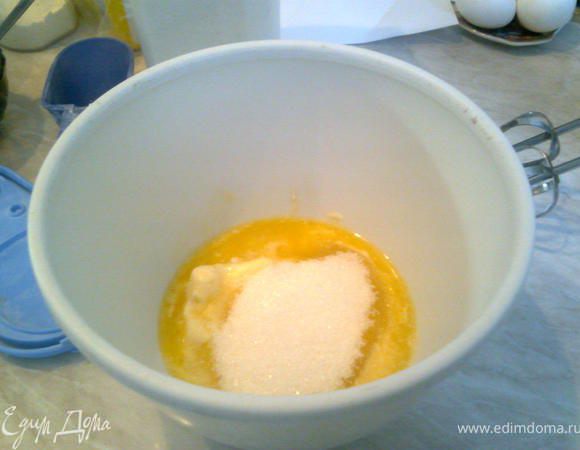 После прошедших 5 дней начинаем приготовления, знали бы вы, как это было сложно, когда в холодильнике стоит эта баночка, глаза "мозолит", а в дело ее пустить нельзя:))Ну так вот:
Размягченный маргарин взбить с сахаром до однородной массы.