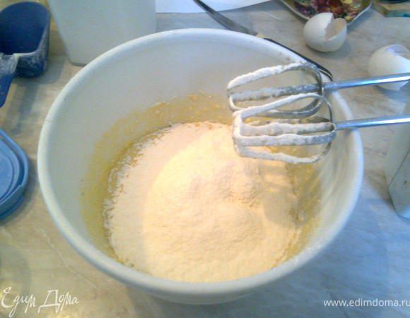 Просеять в тесто муку, добавить соду, взбить до получения гладкого однородного теста.