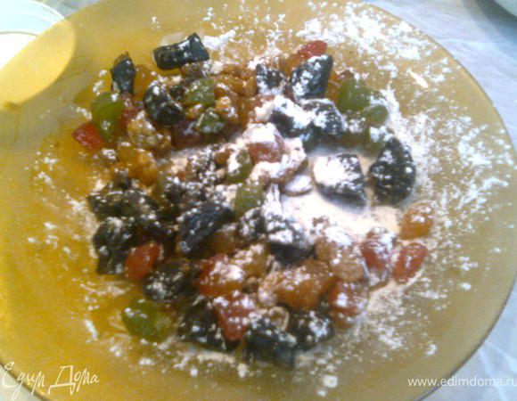 Сухофрукты обвалять в муке.