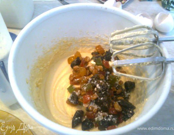 Аккуратно вмешать сухофрукты в тесто.