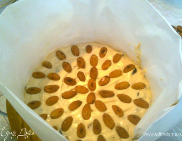 Выложить тесто в форму, смазанную маслом и обсыпанную мукой.Разровнять и украсить миндалем.