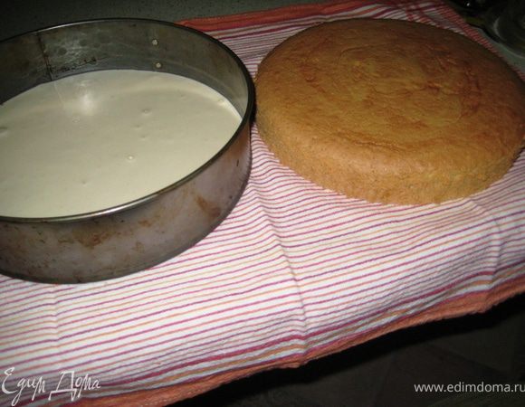 Белки взбить в плотную пену,добавить 1 ст.сахара.Желтки растереть с оставшимся сахаром,ввести аккуратно белки.Добавить муку-так же аккуратно перемешать и добавить соду.Выпекать в духовке на 200градусах 30-40минут.Остывшие коржи разрезать на две части.Так же испечь коржи в форме меньшего диаметра.