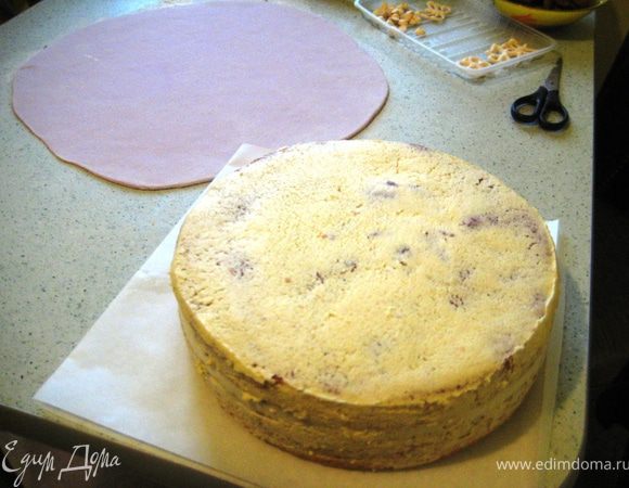 Приготовить торт к встрече с мастикой,смазав его масляным кремом.
